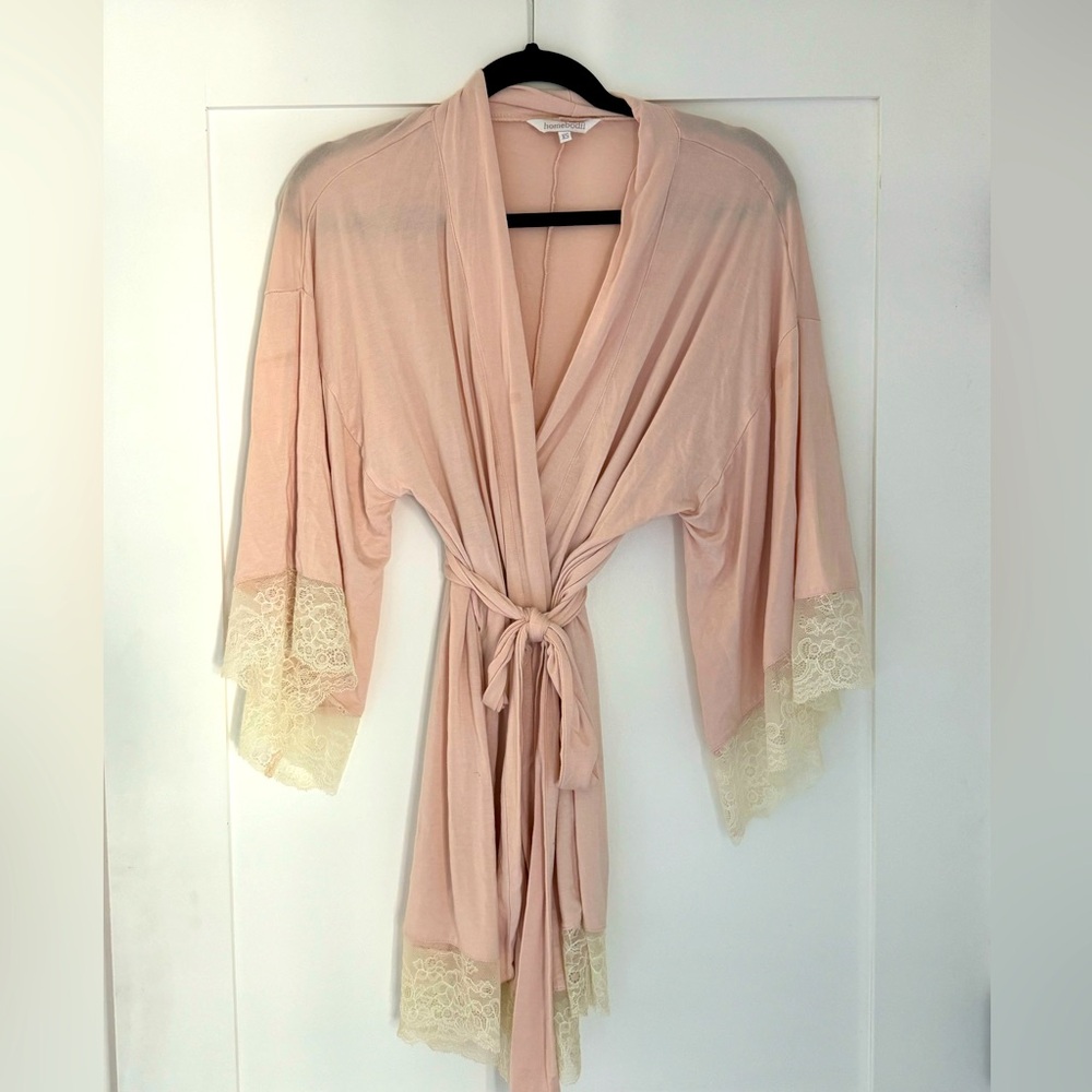 Homebodii Robe- pink with lace trim